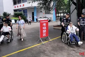 高考首日温情一幕：四川阆中两考生腿脚骨折行走不便，特警护送进出考场图片