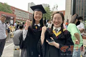 西安交通大学毕业生穿学士服重温高考记忆图片