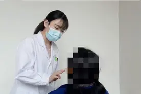 敷完面膜第二天，女子竟然面瘫了图片