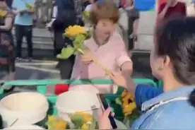 第一个飞奔出考场的考生说了啥？直击高考首日名场面→图片