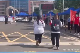 高考首日，考生跑错考场 交警携手志愿者送考生按时参考图片