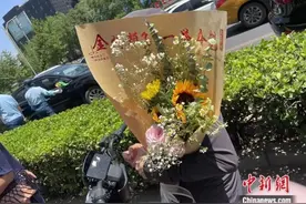 985、一菊夺葵，高考鲜花卖疯了！有人半天挣千元图片