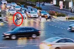 全网喊话杭州这位黑衣女子：你值得一份好工作！最新回应来了图片