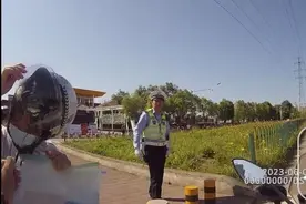 六安一高考生赌气不带准考证 交警及时帮取回图片