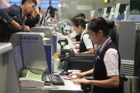 坐飞机又便宜了！燃油附加费“三连降”图片