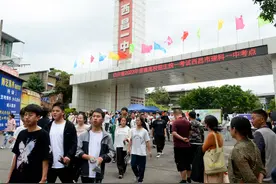 高考首日，爱心洒满“月城”图片