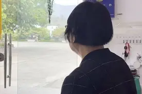 离开又折返，她们跟张桂梅老师道别，都哭了图片