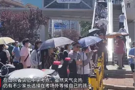 考完送上奶茶！陪考妈妈寄语孩子：保持热爱，勇敢向前图片