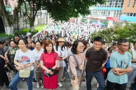 【高考直击】高考第二天：父母的爱，高考陪伴图片