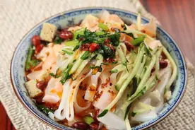 凉皮放黄瓜丝需获冷食类食品制售许可，上海多家餐馆被罚