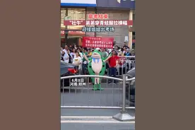 “社牛”弟弟穿青蛙服拉横幅迎接高考完姐姐：不管你考成什么狗样，我和老爸都相信你前途无量图片