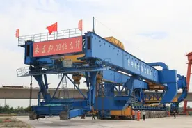 沪渝蓉高铁天门段完成首次架桥机调头图片