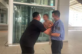 母亲来不及下车娃落在站台上，他俩当了半小时“临时爸爸”图片