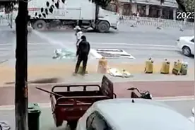 路边晒粮被洒水车冲湿，镇平县环卫局：禁止路边晒粮，已批评教育司机视频封面