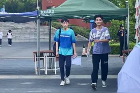 他们的高考｜考完物政化，青岛首批考生结束高考图片