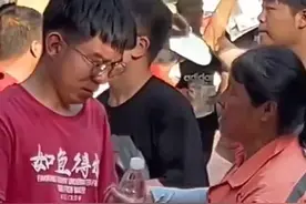 环卫工妈妈等儿子高考结束，递上手中的一瓶水，两人都流泪了图片