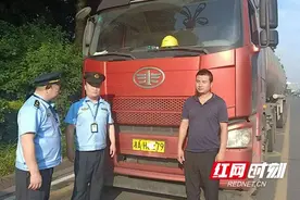 赫山：普通货车载运33吨危化品被查！图片