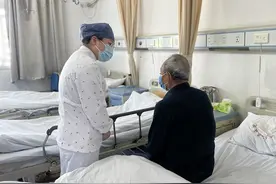 衢州患尿毒症的大爷吃了一袋桃子，差点酿成悲剧图片