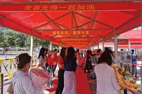 部分考生完成“人生大考”，家长手捧花束庆祝，直击——图片