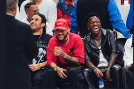 观战NBA总决赛，维尼修斯晒与内马尔合照，并配文：偶像、兄弟图片