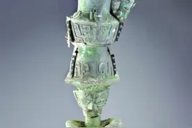 三星堆跨坑拼出两件大型青铜器图片