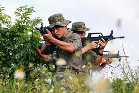 21式“蛙服”，他们换上了图片