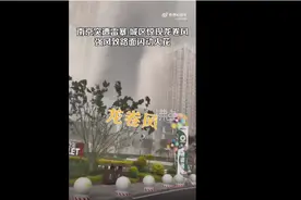 南京遭遇雷暴天气：两座大厦之间现龙卷风，强风致路面闪动火花图片