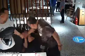 牡丹江一男子在烧烤店用签子刺同桌食客，当地回应：正在处置图片