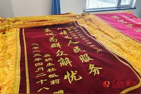 白警官收到了山东在校学生寄来的锦旗图片