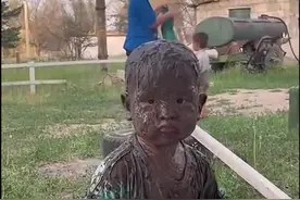 午FUN丨萌娃们掉泥坑里秒变小泥人 一脸无辜好奇对面的伙伴为啥哭图片