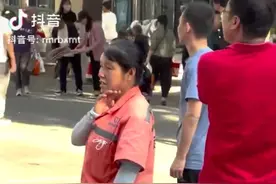 暖心！定州母子考场外相拥感动全网！他心仪的大学回应了→图片