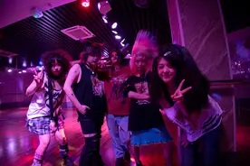 杀马特“教父”被围剿后十年：铁打的流量，消失的流水线（上）图片