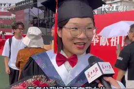 女博士毕业丈夫称赞她是全家骄傲，希望女儿超过老婆图片