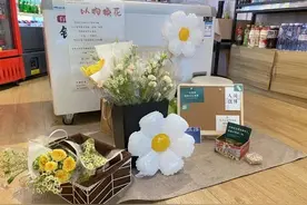 在这里，用发卡、零食、玩具、衣物可以换取鲜花哦！图片