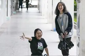 “滑板姑娘”，你的笑容是最美的风景！图片