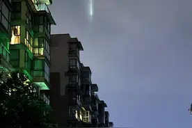 成都天空出现“不明发光体” 科普博主：或为“暖夜灯柱”图片