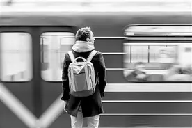 为何地铁总是改变开门方向？图片