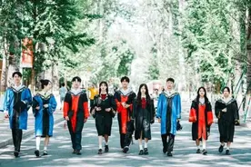 惊艳！多所高校新版学位服亮相图片