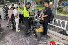 摩托车闯禁区被拦下，交警一查还是非法改装图片