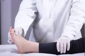 双脚和鞋底出现这些情况，可能是疾病信号……图片