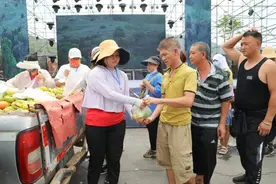 有一种叫云南的生活｜玉溪元江免费向游客发放2吨水果图片