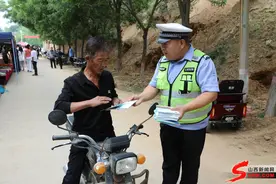 霍州交警：群众赶庙会 交警送安全图片
