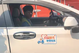 助力中考！岛城青年志愿者暖心护航图片