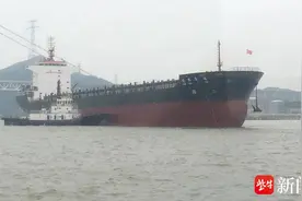 五峰山大桥附近，一艘大型海轮突然失控......图片