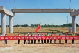 济邹高速项目首片预制箱梁成功架设图片