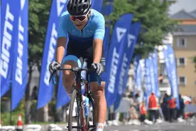 环赛里木湖自行车赛进入爬坡赛段 巫帛宏包揽三色领骑衫图片