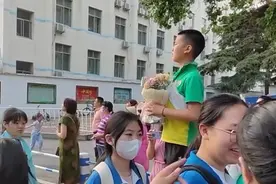 视频｜泰安初中学业水平考试，弟弟焦急等待姐姐，送上鲜花与祝福图片