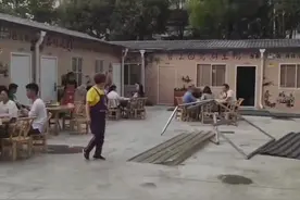 被大风吹上天摔骨折的宜昌餐馆老板给全场免单获赞！妻子回应图片