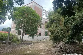 惠州一村民被邻居投诉占用公共通道建房；村民回应：手续齐全图片