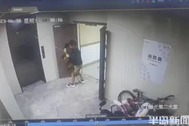 点赞！绳子卡电梯门，小伙扔手机救下小狗，专家：如未及时处理可能会伤到人图片